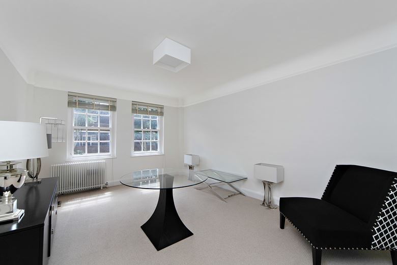 2 bedroom flat, Fulham Road, Chelsea SW3 - Available