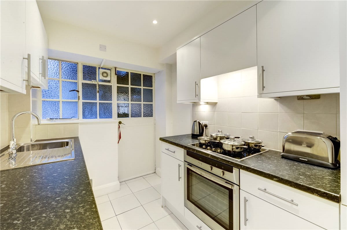 2 bedroom flat, Fulham Road, Chelsea SW3 - Available
