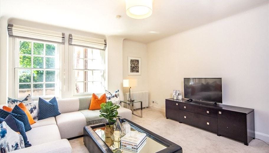 2 bedroom flat, Fulham  Road, Chelsea SW3 - Available