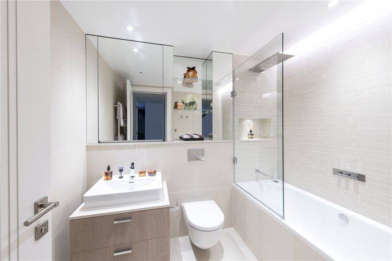 2 bedroom flat, Kensington Gardens Square, Bayswater W2 - Available