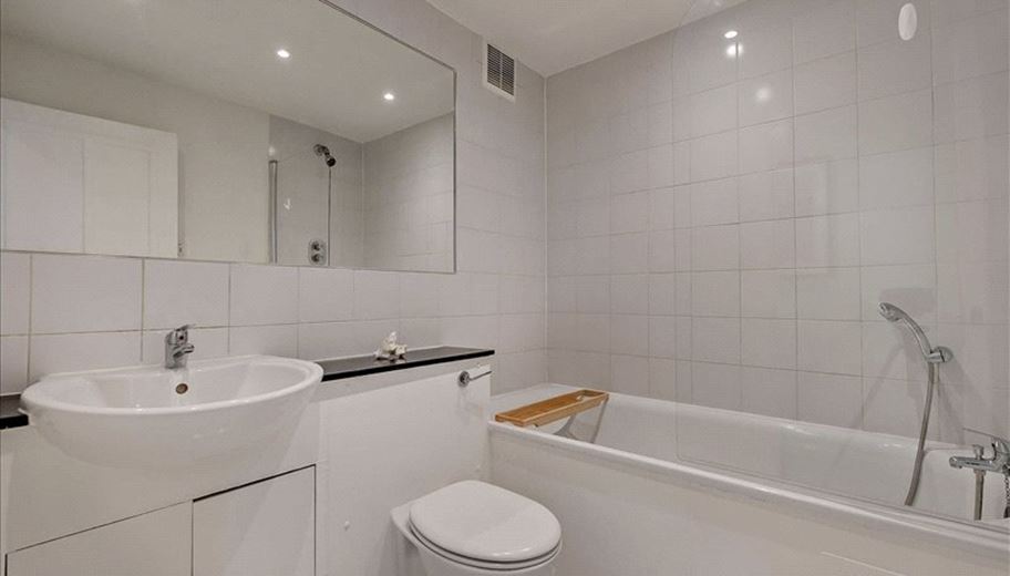 2 bedroom flat, Fulham Road, London SW3 - Available