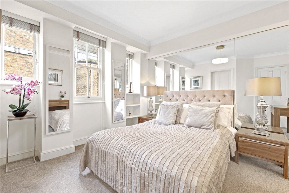 2 bedroom flat, Lincoln House, Basil Street SW3 - Available