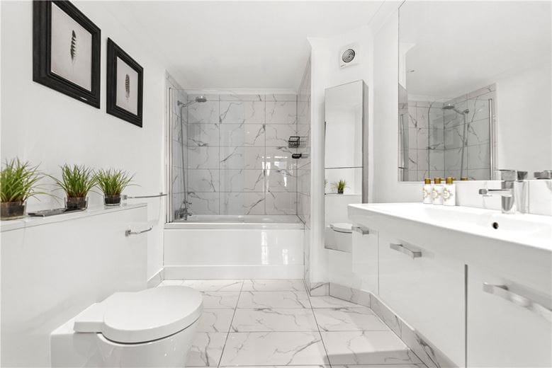 2 bedroom flat, Lincoln House, Basil Street SW3 - Available