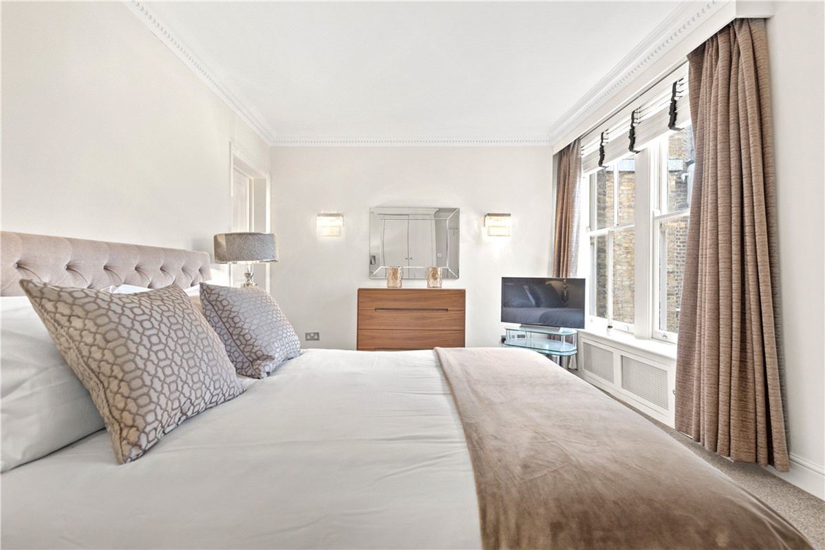2 bedroom flat, Lincoln House, Basil Street SW3 - Available