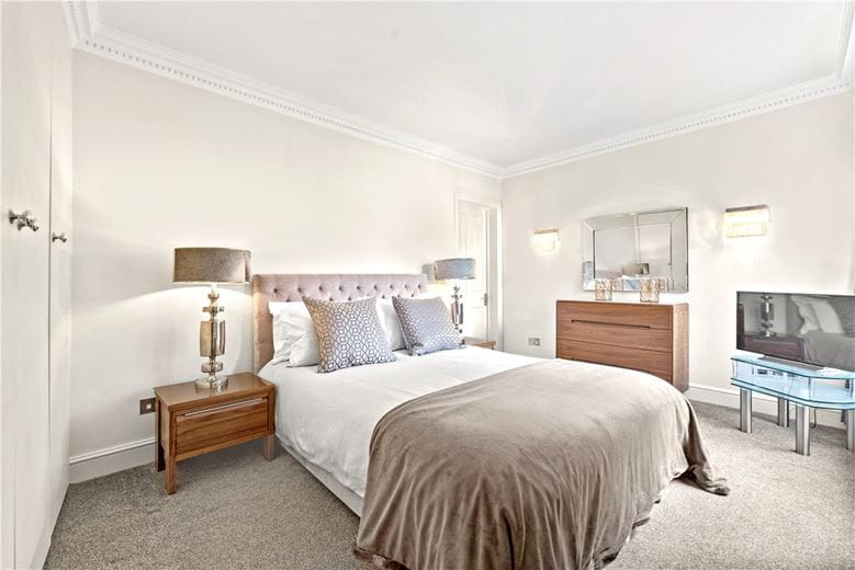 2 bedroom flat, Lincoln House, Basil Street SW3 - Available