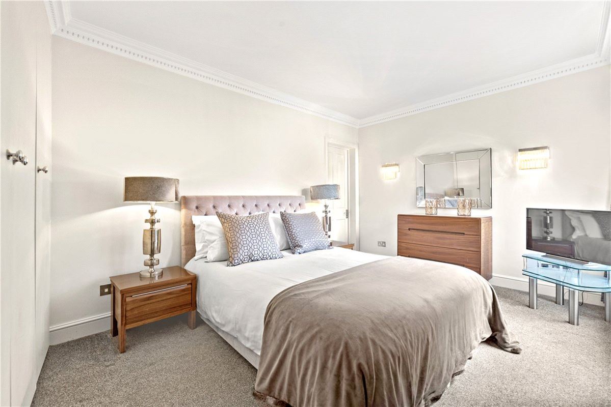 2 bedroom flat, Lincoln House, Basil Street SW3 - Available