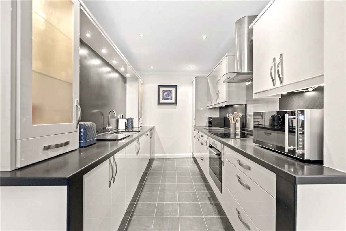 2 bedroom flat, Lincoln House, Basil Street SW3 - Available