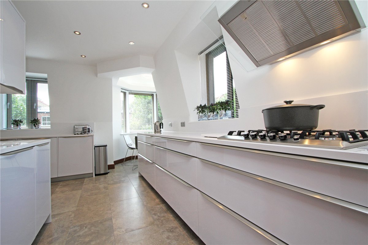3 bedroom flat, Tarnbrook Court, 9 Holbein Place SW1W - Available