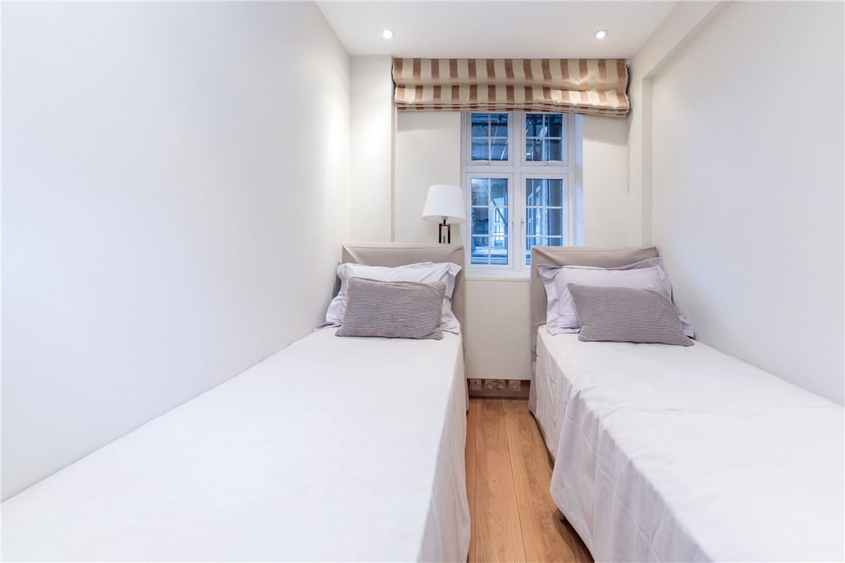 3 bedroom flat, Brompton Road, Knightsbridge SW3 - Available