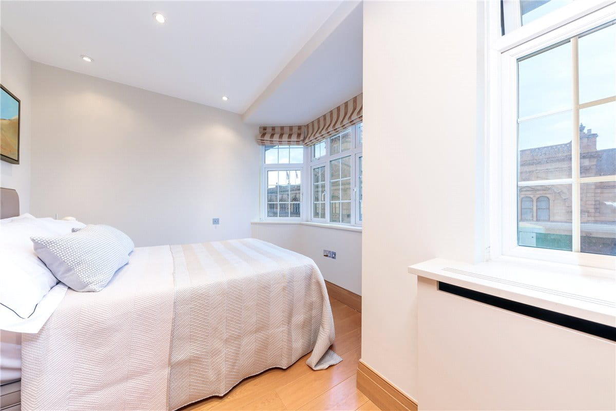 3 bedroom flat, Brompton Road, Knightsbridge SW3 - Available