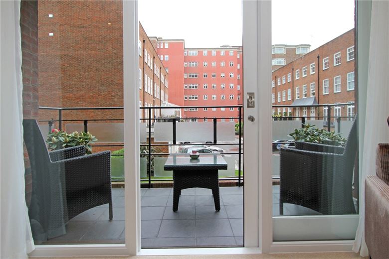 2 bedroom flat, Ennismore Gardens, London SW7 - Available