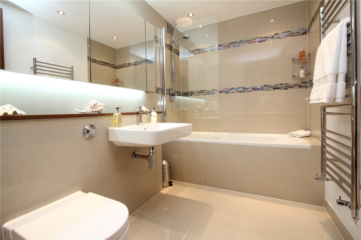 2 bedroom flat, Ennismore Gardens, London SW7 - Available