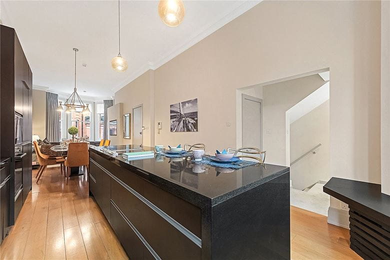 3 bedroom maisonette, Egerton Gardens, Knightsbridge SW3 - Available