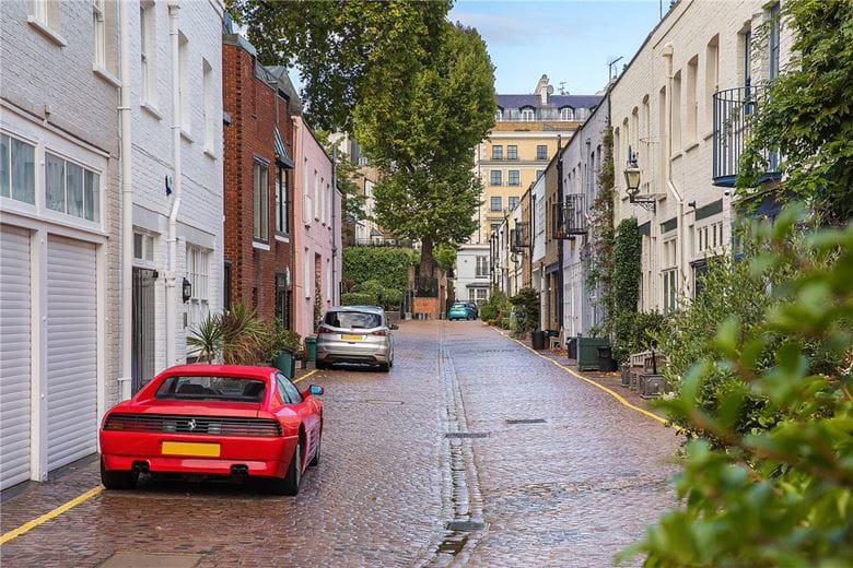 4 bedroom house, Queens Gate Mews, South Kensington SW7 - Available