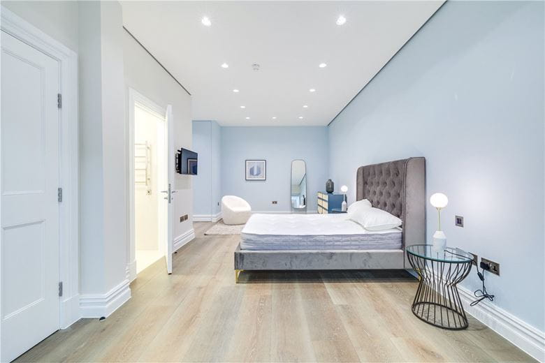 4 bedroom house, Queens Gate Mews, South Kensington SW7 - Available