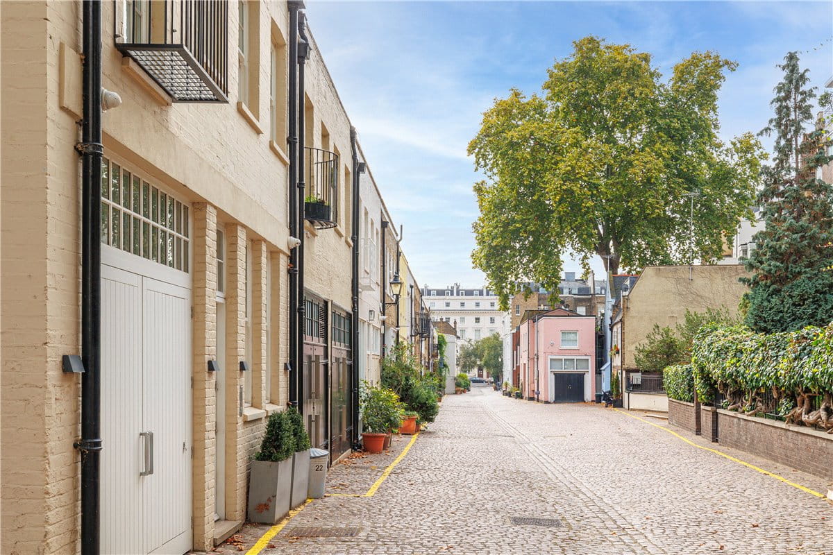 4 bedroom house, Queens Gate Mews, South Kensington SW7 - Available