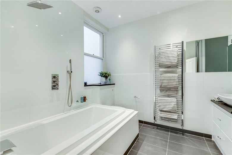 2 bedroom flat, Queen's Gate, South Kensington SW7 - Available