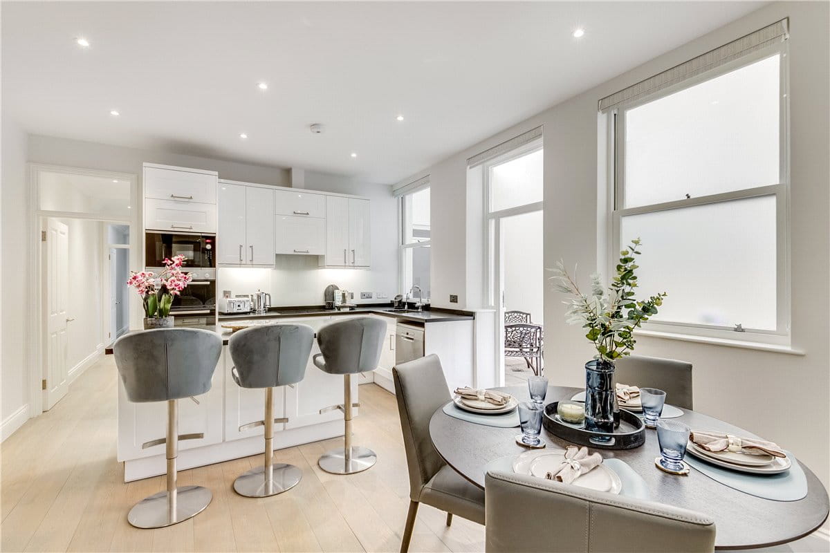2 bedroom flat, Queen's Gate, South Kensington SW7 - Available