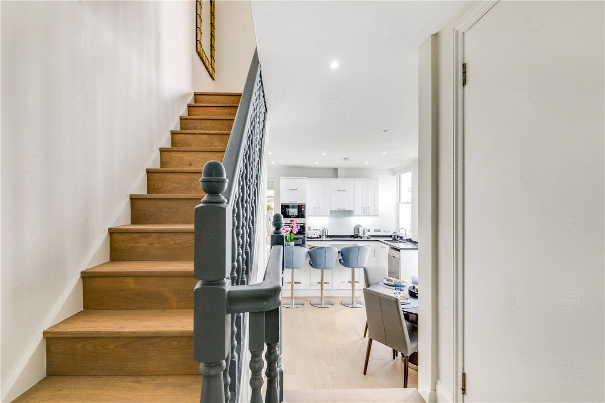 2 bedroom flat, Queen's Gate, South Kensington SW7 - Available