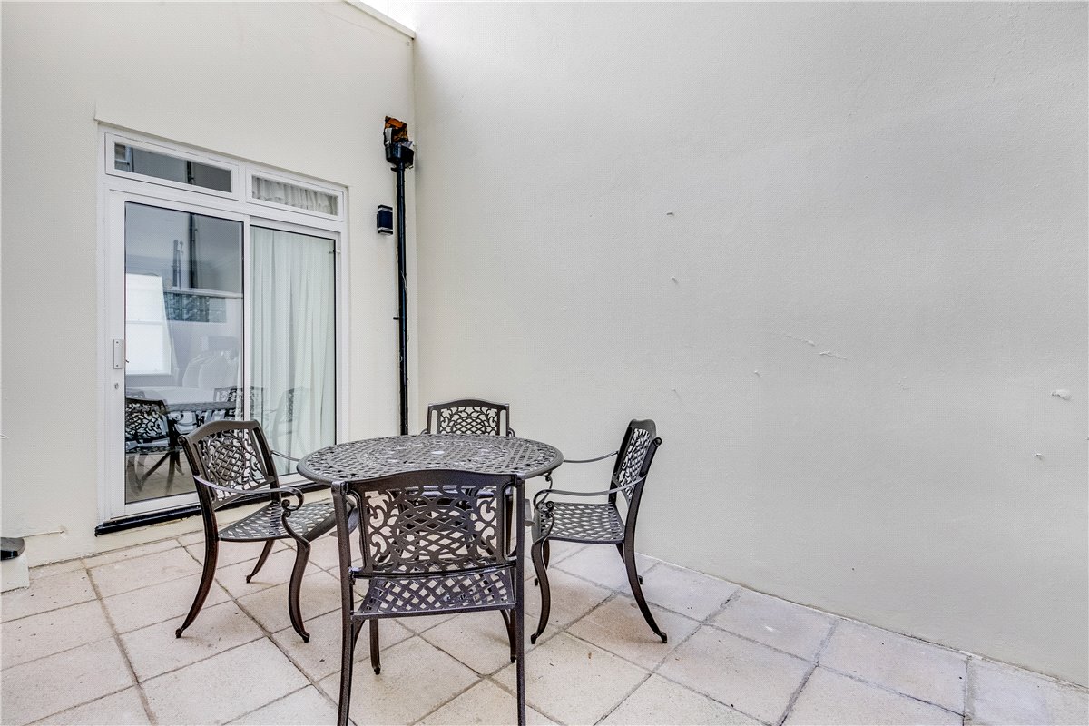 2 bedroom flat, Queen's Gate, South Kensington SW7 - Available