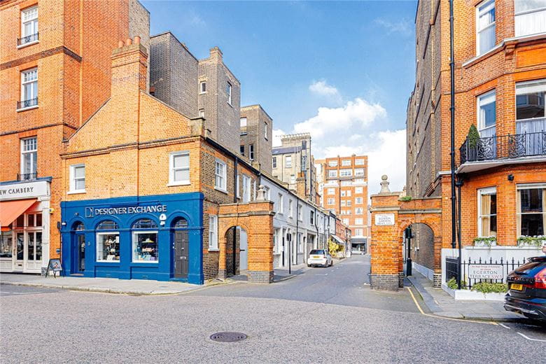 2 bedroom house, Egerton Gardens Mews, Knightsbridge SW3 - Available