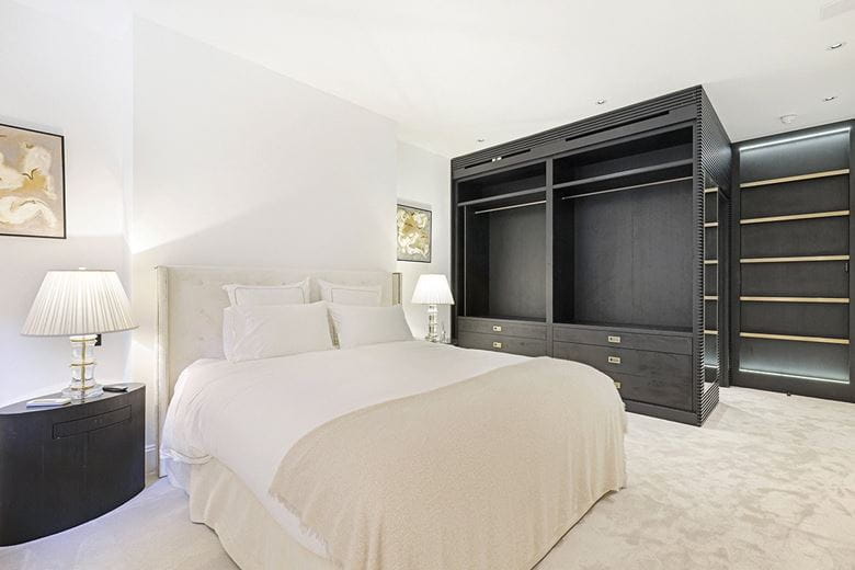 3 bedroom flat, Pont Street, Knightsbridge SW1X - Available