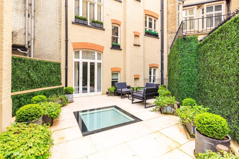 3 bedroom flat, Pont Street, Knightsbridge SW1X - Available