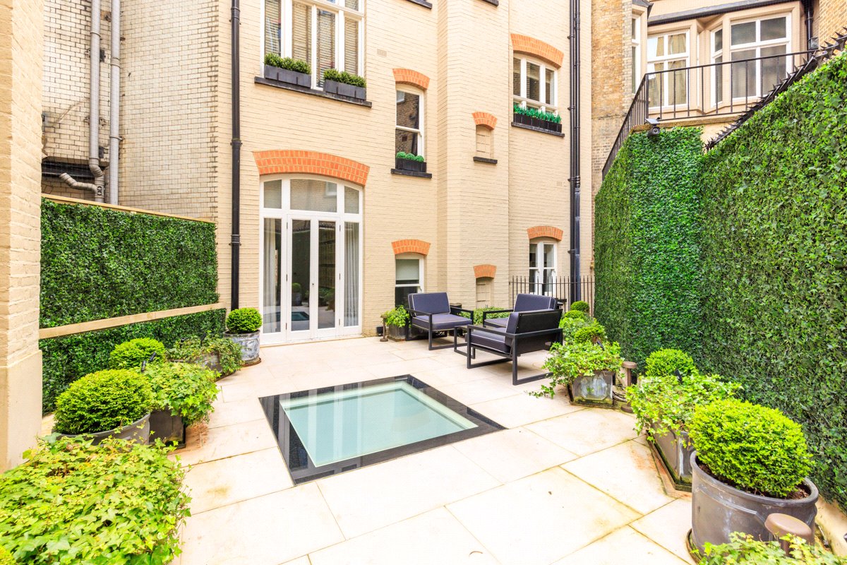 3 bedroom flat, Pont Street, Knightsbridge SW1X - Available