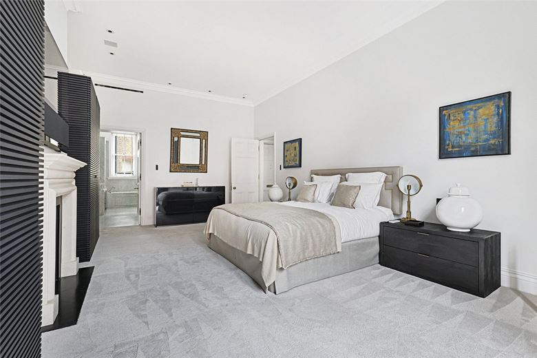 3 bedroom flat, Pont Street, Knightsbridge SW1X - Available