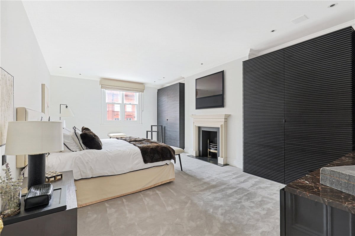 3 bedroom flat, Pont Street, Knightsbridge SW1X - Available