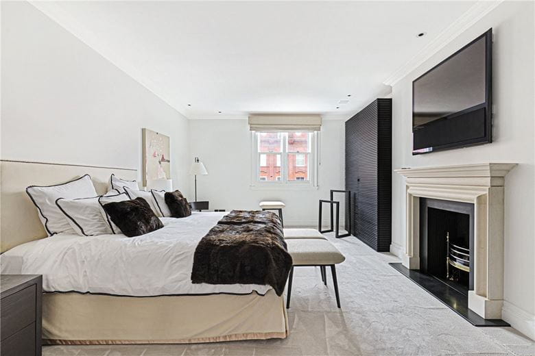 3 bedroom flat, Pont Street, Knightsbridge SW1X - Available