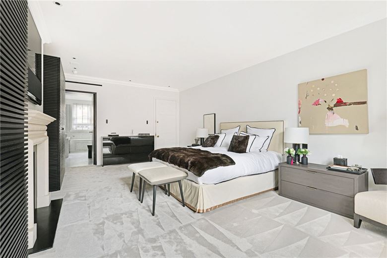 3 bedroom flat, Pont Street, Knightsbridge SW1X - Available