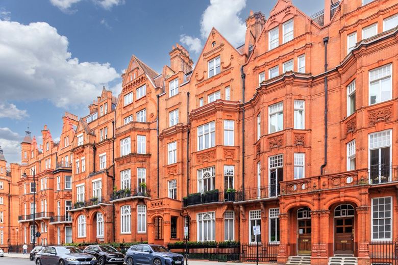 3 bedroom flat, Pont Street, Knightsbridge SW1X - Available