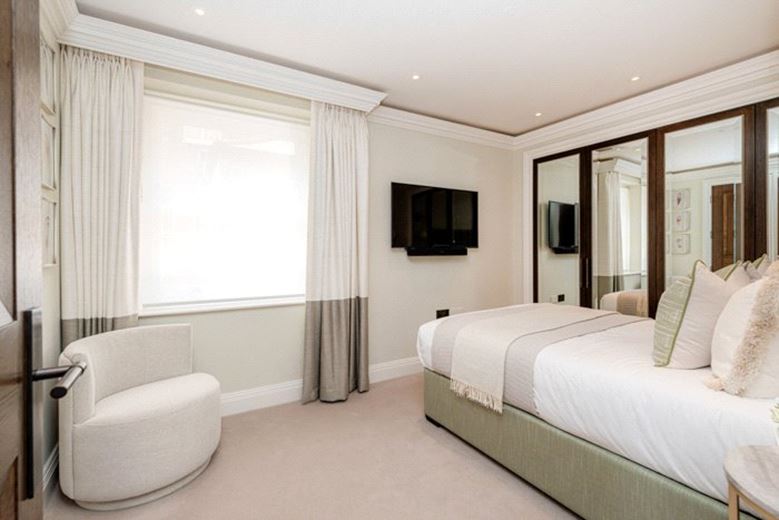 2 bedroom flat, Prince of Wales Terrace, Kensington W8 - Available