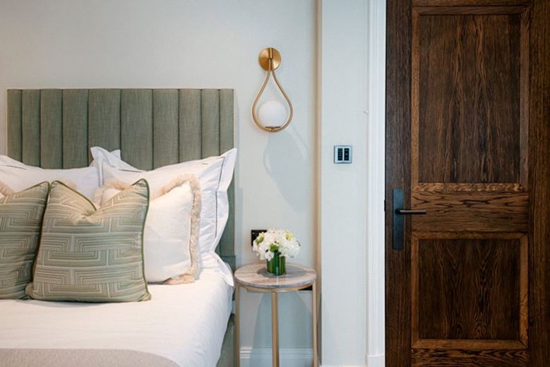 2 bedroom flat, Prince of Wales Terrace, Kensington W8 - Available