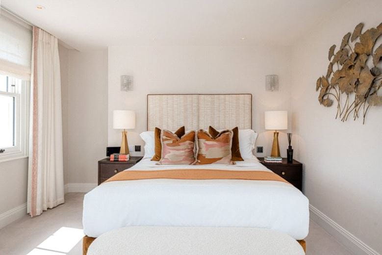 2 bedroom flat, Prince of Wales Terrace, Kensington W8 - Available