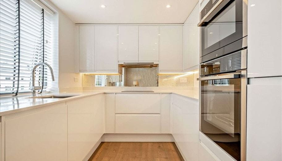 2 bedroom flat, Fulham Road, Chelsea SW3 - Available