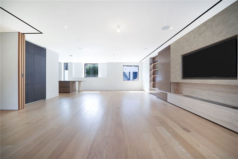 3 bedroom flat, St Mary Abbots Place, Kensington W8 - Available