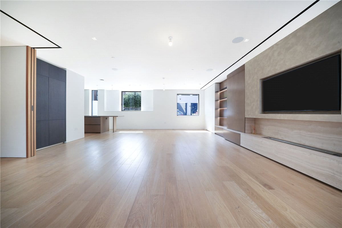 3 bedroom flat, St Mary Abbots Place, Kensington W8 - Available