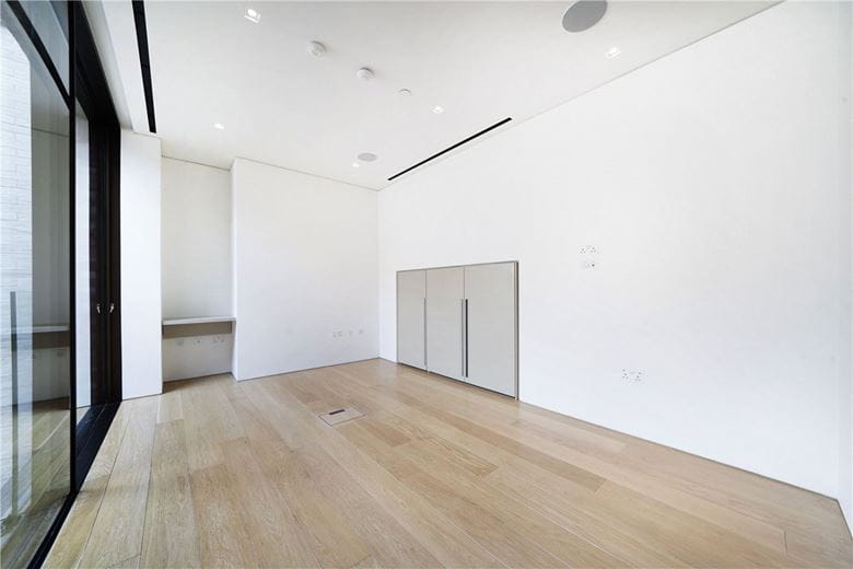 3 bedroom flat, St Mary Abbots Place, Kensington W8 - Available