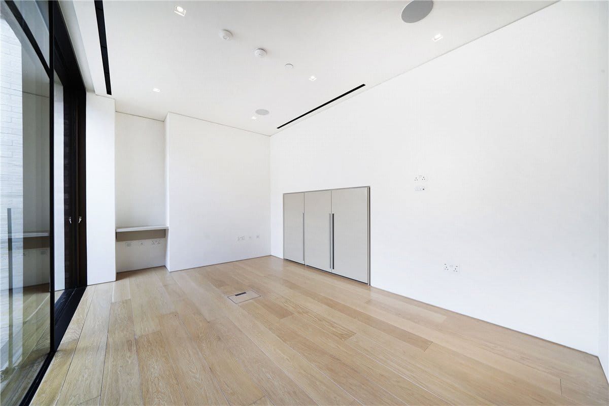 3 bedroom flat, St Mary Abbots Place, Kensington W8 - Available