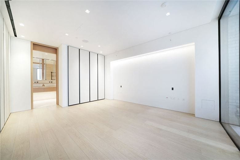 3 bedroom flat, St Mary Abbots Place, Kensington W8 - Available