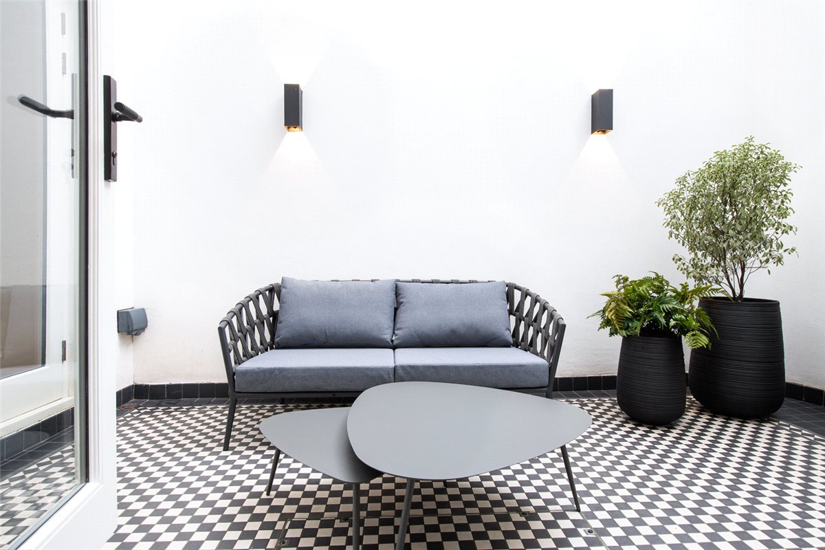 2 bedroom flat, Prince Of Wales Terrace, Kensington W8 - Available