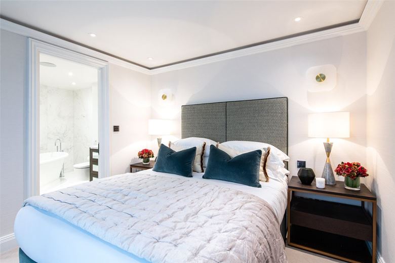 2 bedroom flat, Prince Of Wales Terrace, Kensington W8 - Available