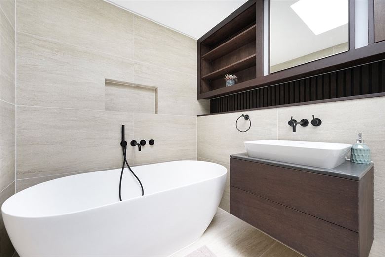 3 bedroom flat, Brewster Gardens, North Kensington W10 - Available