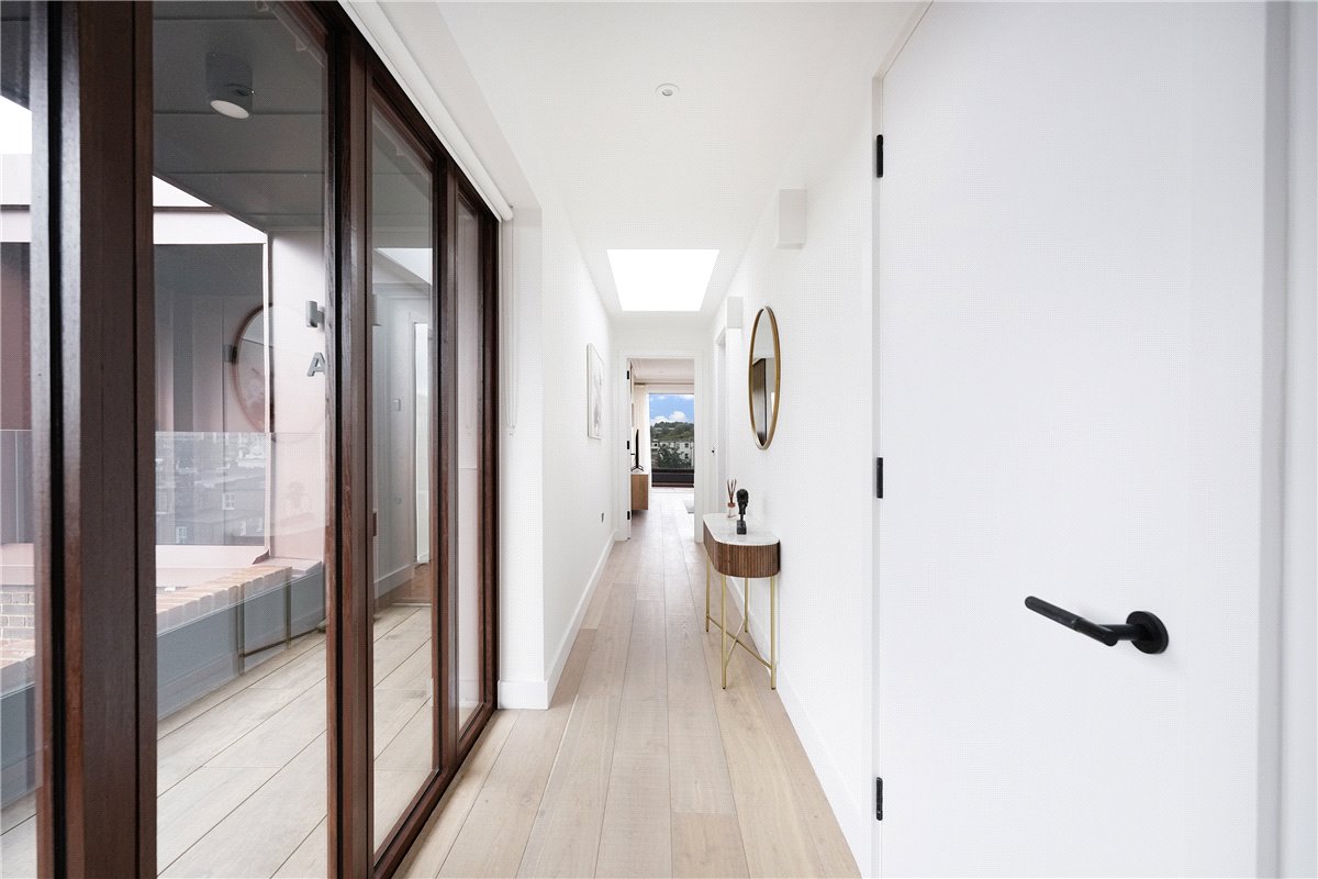 3 bedroom flat, Brewster Gardens, North Kensington W10 - Available