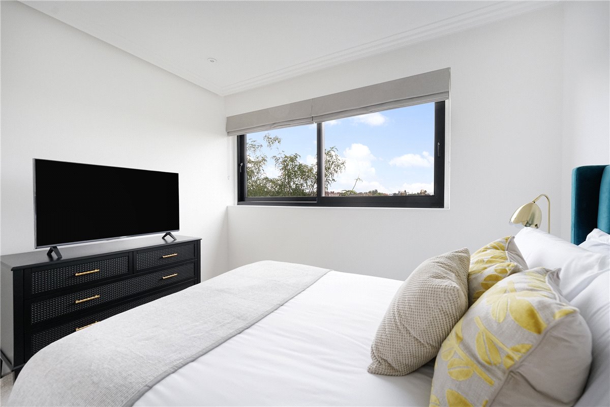 3 bedroom flat, Brewster Gardens, North Kensington W10 - Available