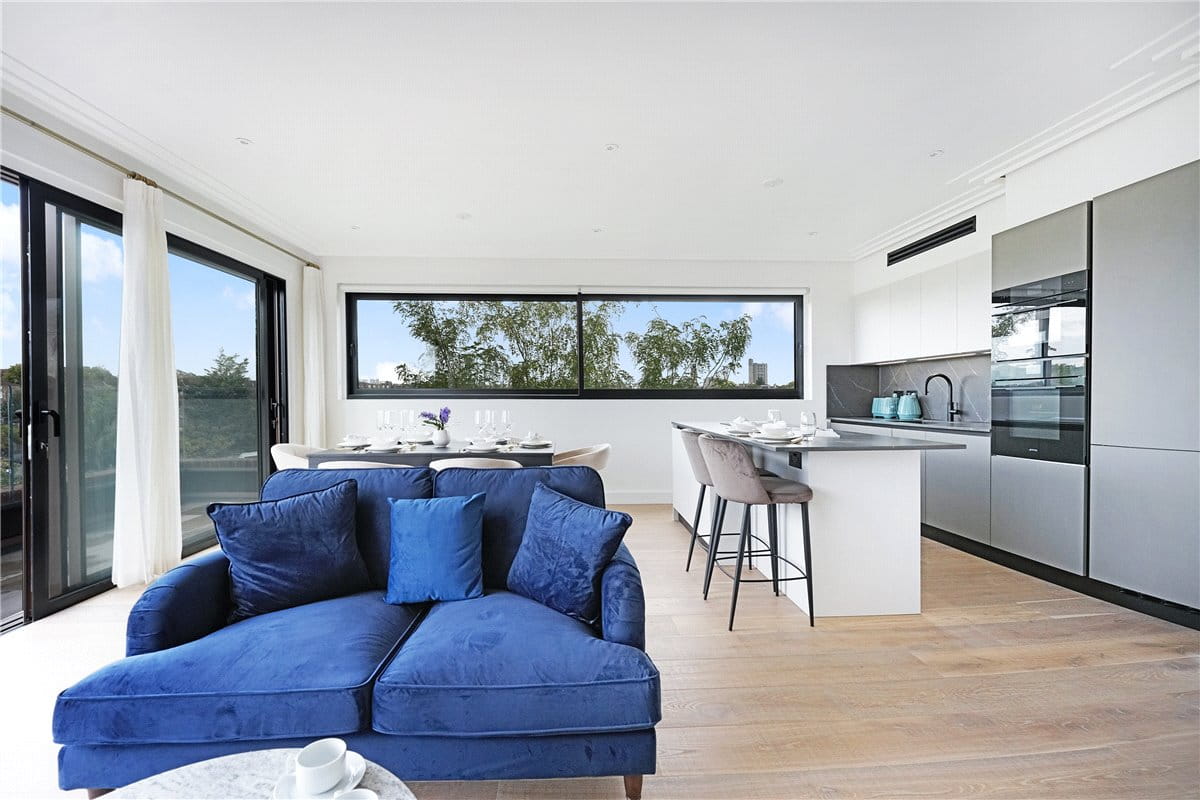 3 bedroom flat, Brewster Gardens, North Kensington W10 - Available