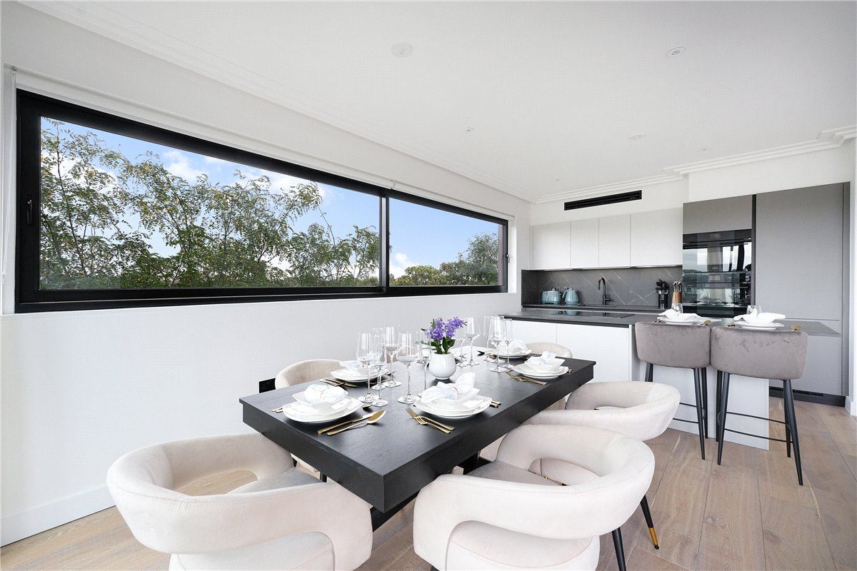 3 bedroom flat, Brewster Gardens, North Kensington W10 - Available