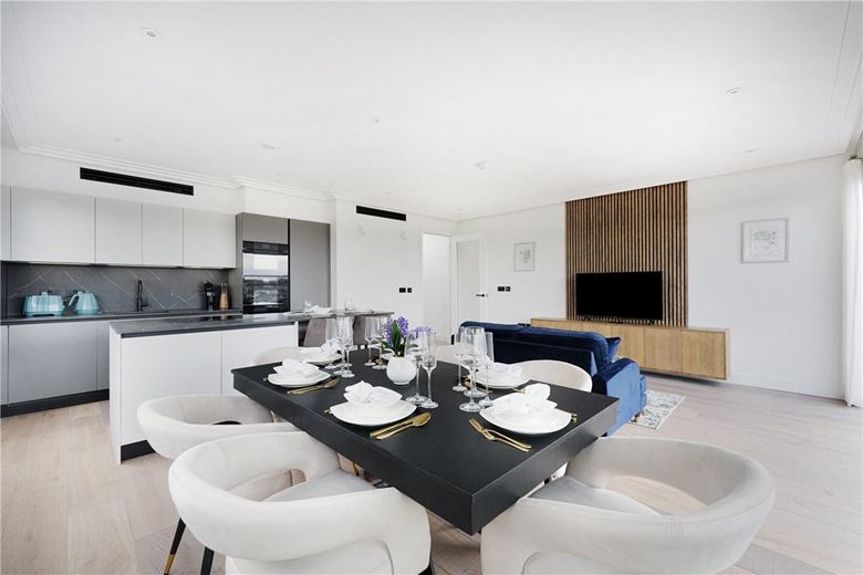 3 bedroom flat, Brewster Gardens, North Kensington W10 - Available